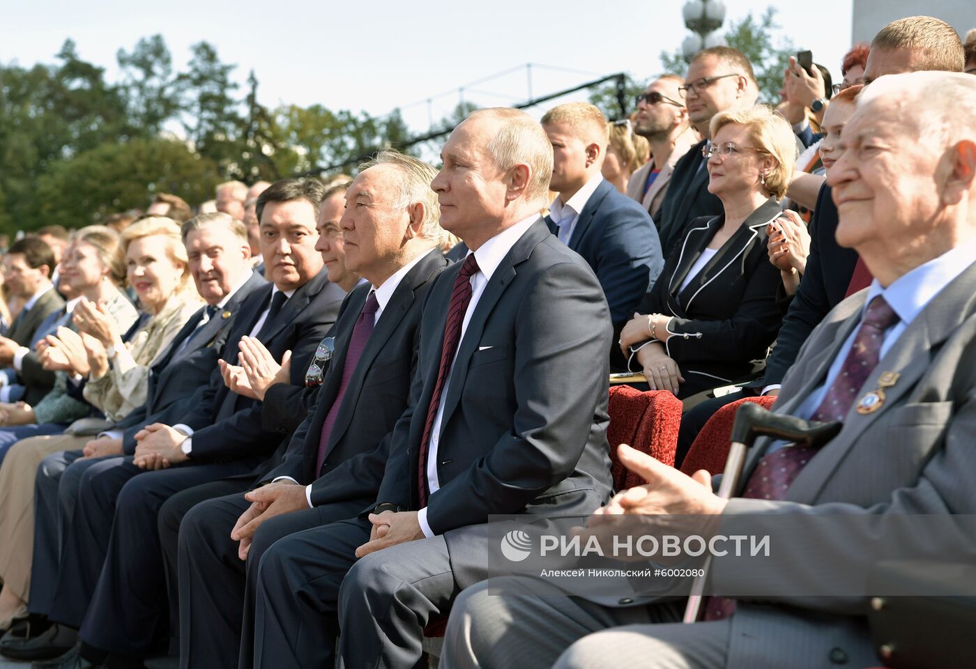 Президент РФ В. Путин и  премьер-министр РФ Д. Медведев приняли участие в торжествах по случаю Дня города Москвы