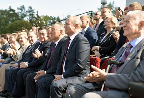 Президент РФ В. Путин и  премьер-министр РФ Д. Медведев приняли участие в торжествах по случаю Дня города Москвы