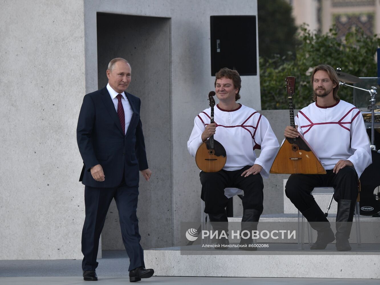 Президент РФ В. Путин и  премьер-министр РФ Д. Медведев приняли участие в торжествах по случаю Дня города Москвы