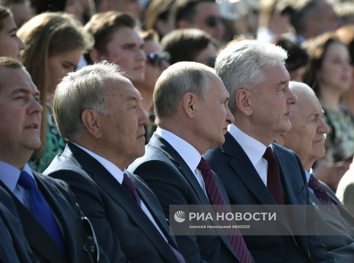 Президент РФ В. Путин и  премьер-министр РФ Д. Медведев приняли участие в торжествах по случаю Дня города Москвы