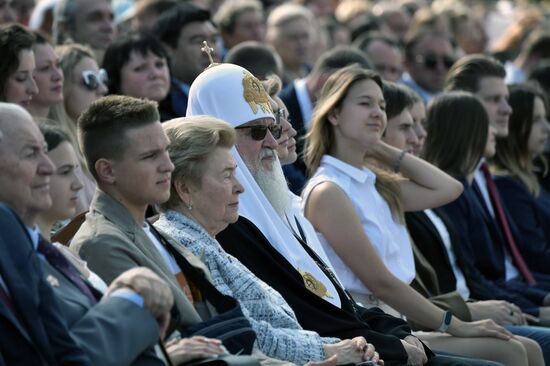 Президент РФ В. Путин и  премьер-министр РФ Д. Медведев приняли участие в торжествах по случаю Дня города Москвы