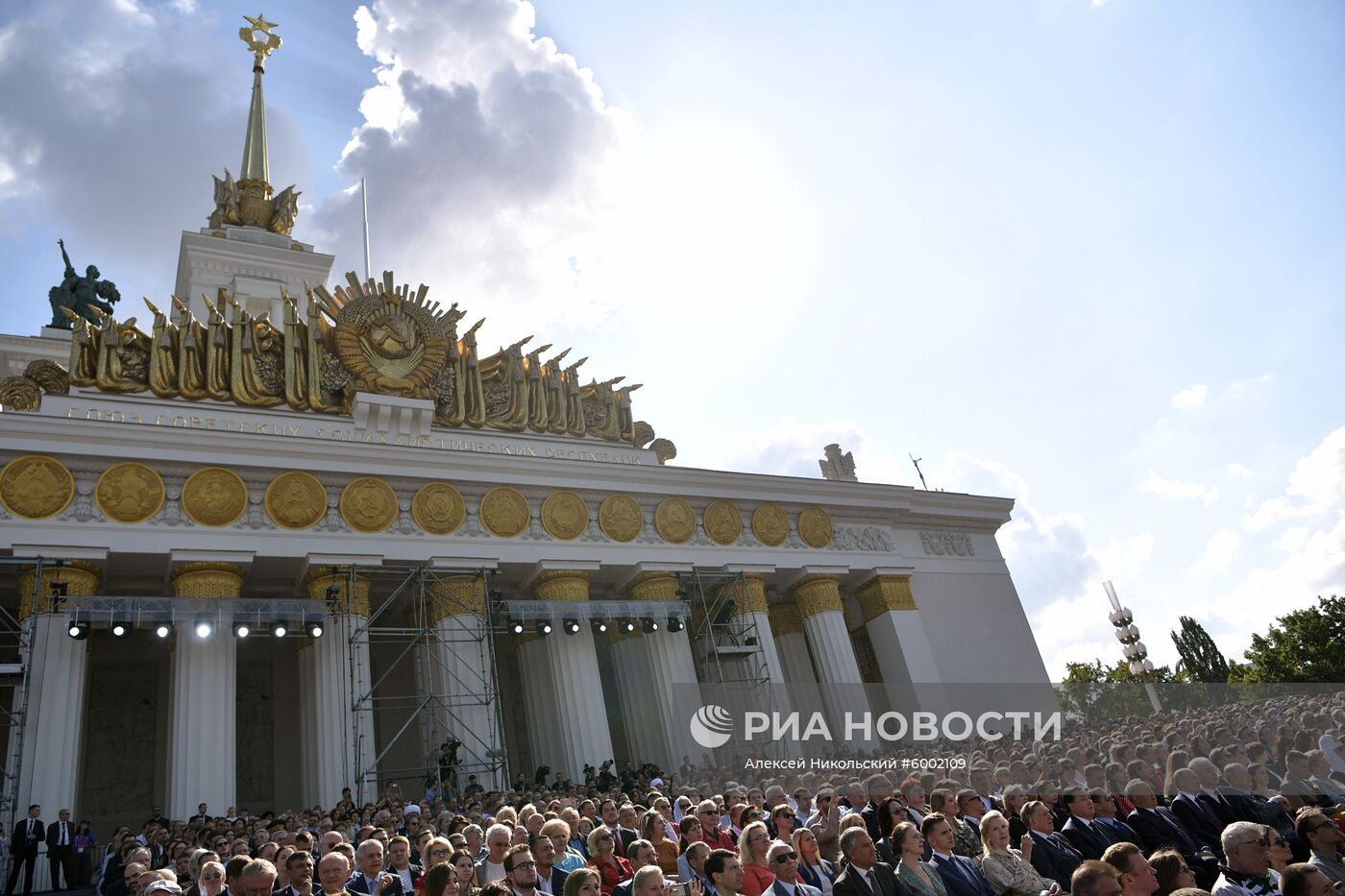 Президент РФ В. Путин и  премьер-министр РФ Д. Медведев приняли участие в торжествах по случаю Дня города Москвы