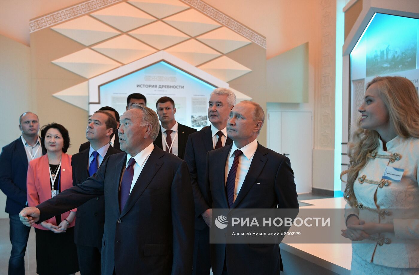 Президент РФ В. Путин и премьер-министр РФ Д. Медведев приняли участие в торжествах по случаю Дня города Москвы