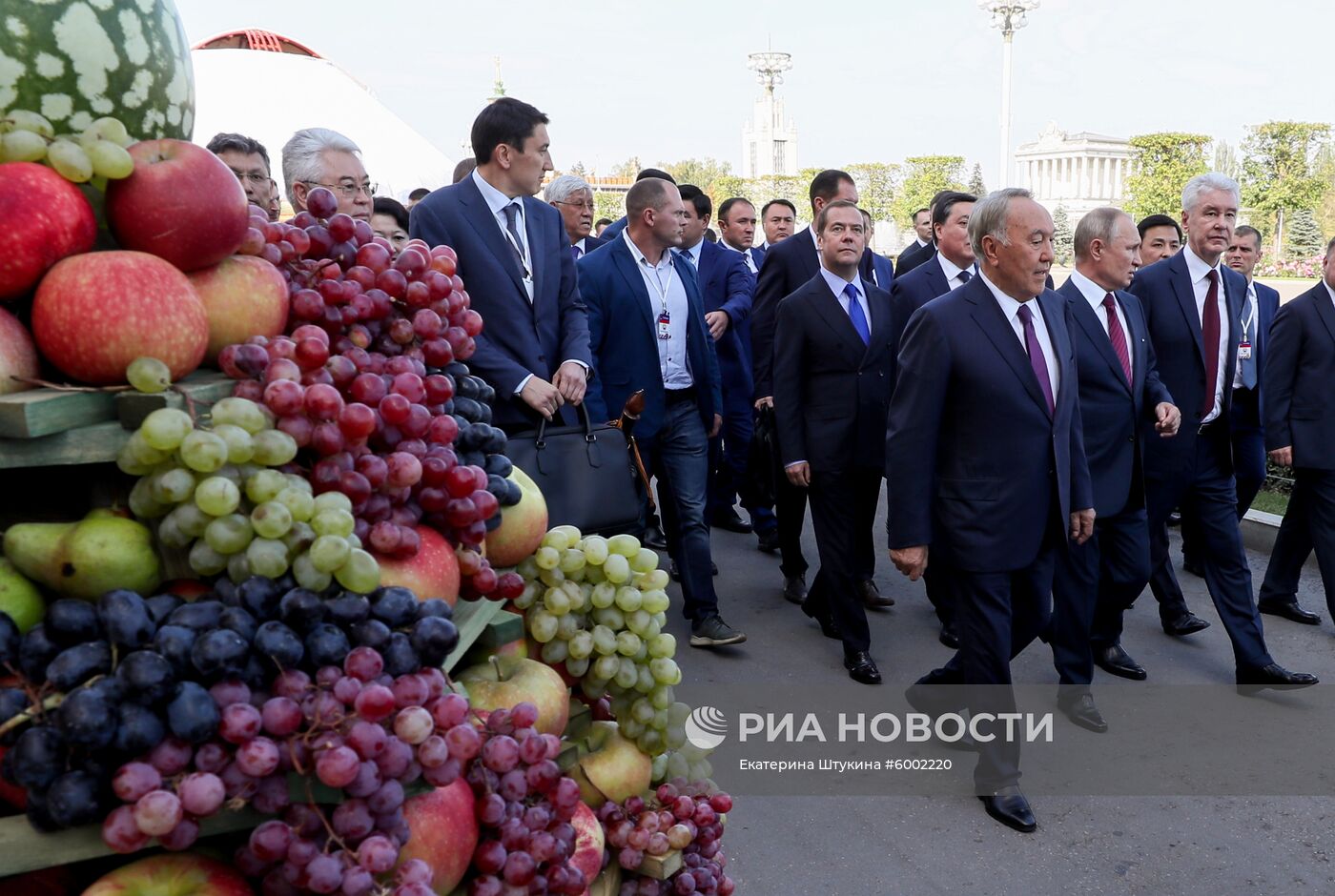 Президент РФ В. Путин и  премьер-министр РФ Д. Медведев приняли участие в торжествах по случаю Дня города Москвы