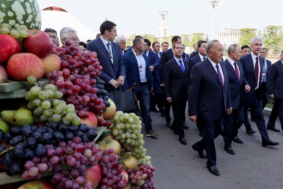 Президент РФ В. Путин и  премьер-министр РФ Д. Медведев приняли участие в торжествах по случаю Дня города Москвы