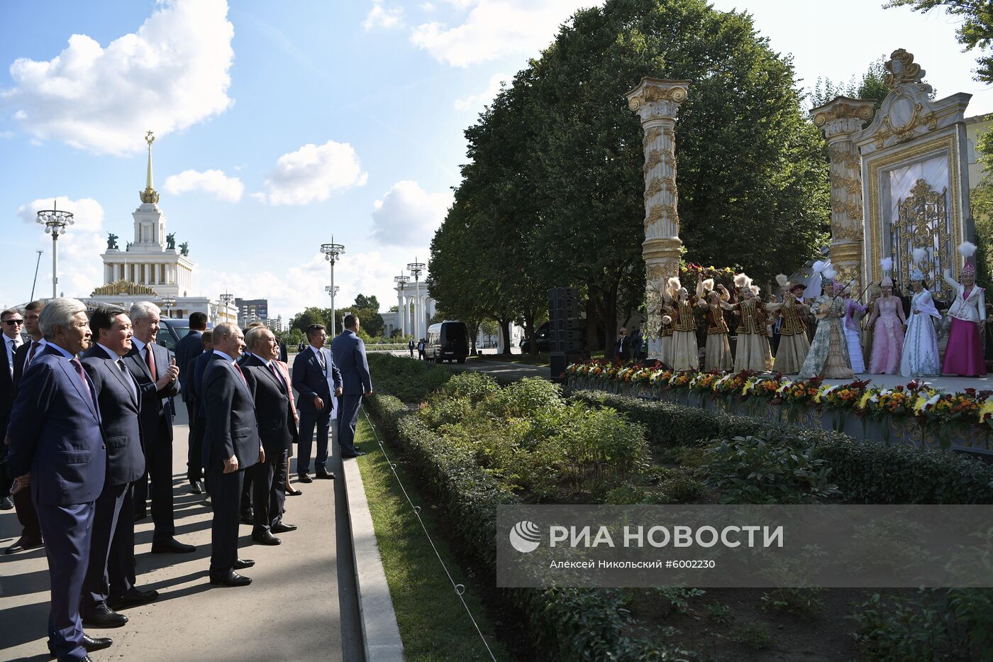 Президент РФ В. Путин и  премьер-министр РФ Д. Медведев приняли участие в торжествах по случаю Дня города Москвы