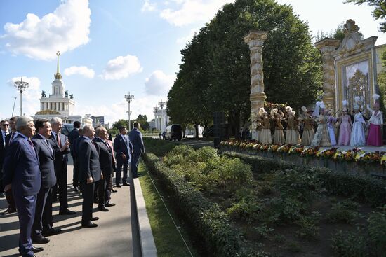 Президент РФ В. Путин и  премьер-министр РФ Д. Медведев приняли участие в торжествах по случаю Дня города Москвы