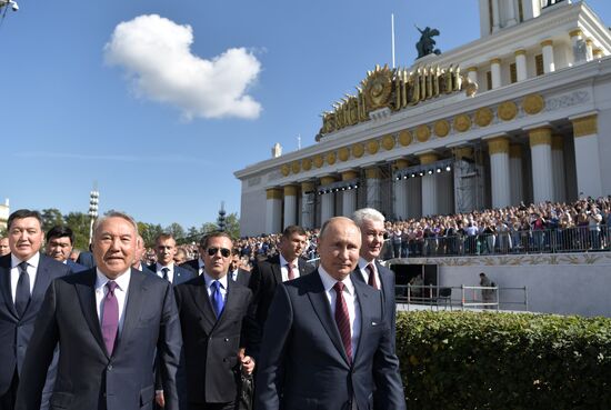 Президент РФ В. Путин и  премьер-министр РФ Д. Медведев приняли участие в торжествах по случаю Дня города Москвы