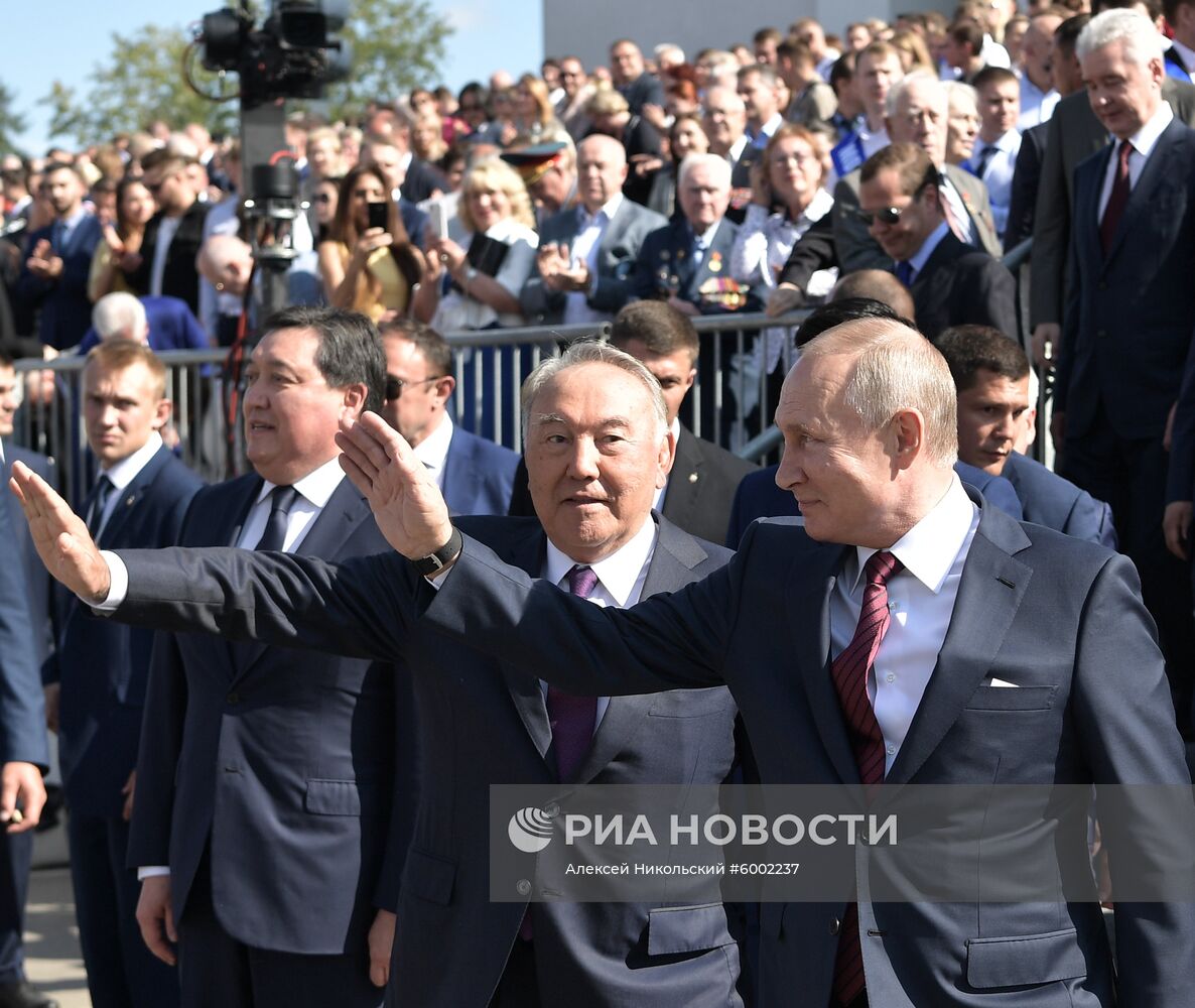 Президент РФ В. Путин и  премьер-министр РФ Д. Медведев приняли участие в торжествах по случаю Дня города Москвы