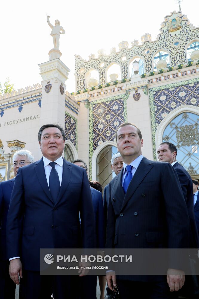 Президент РФ В. Путин и премьер-министр РФ Д. Медведев приняли участие в торжествах по случаю Дня города Москвы
