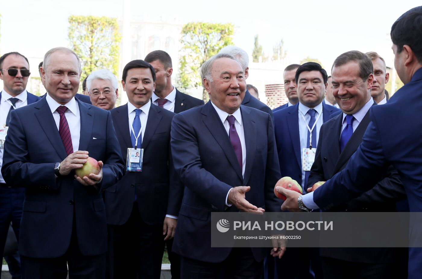 Президент РФ В. Путин и  премьер-министр РФ Д. Медведев приняли участие в торжествах по случаю Дня города Москвы