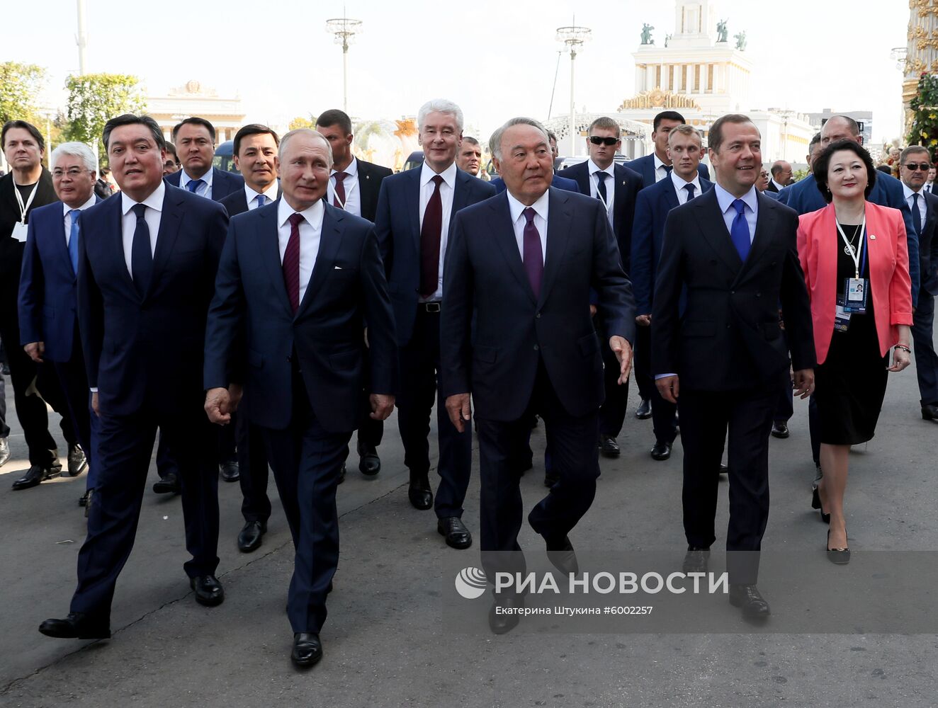 Президент РФ В. Путин и  премьер-министр РФ Д. Медведев приняли участие в торжествах по случаю Дня города Москвы