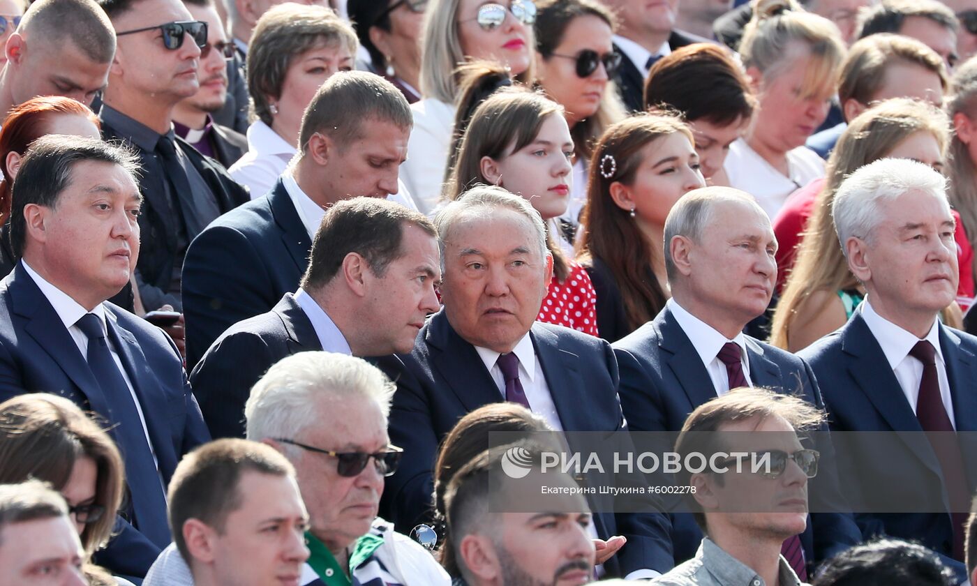 Президент РФ В. Путин и  премьер-министр РФ Д. Медведев приняли участие в торжествах по случаю Дня города Москвы