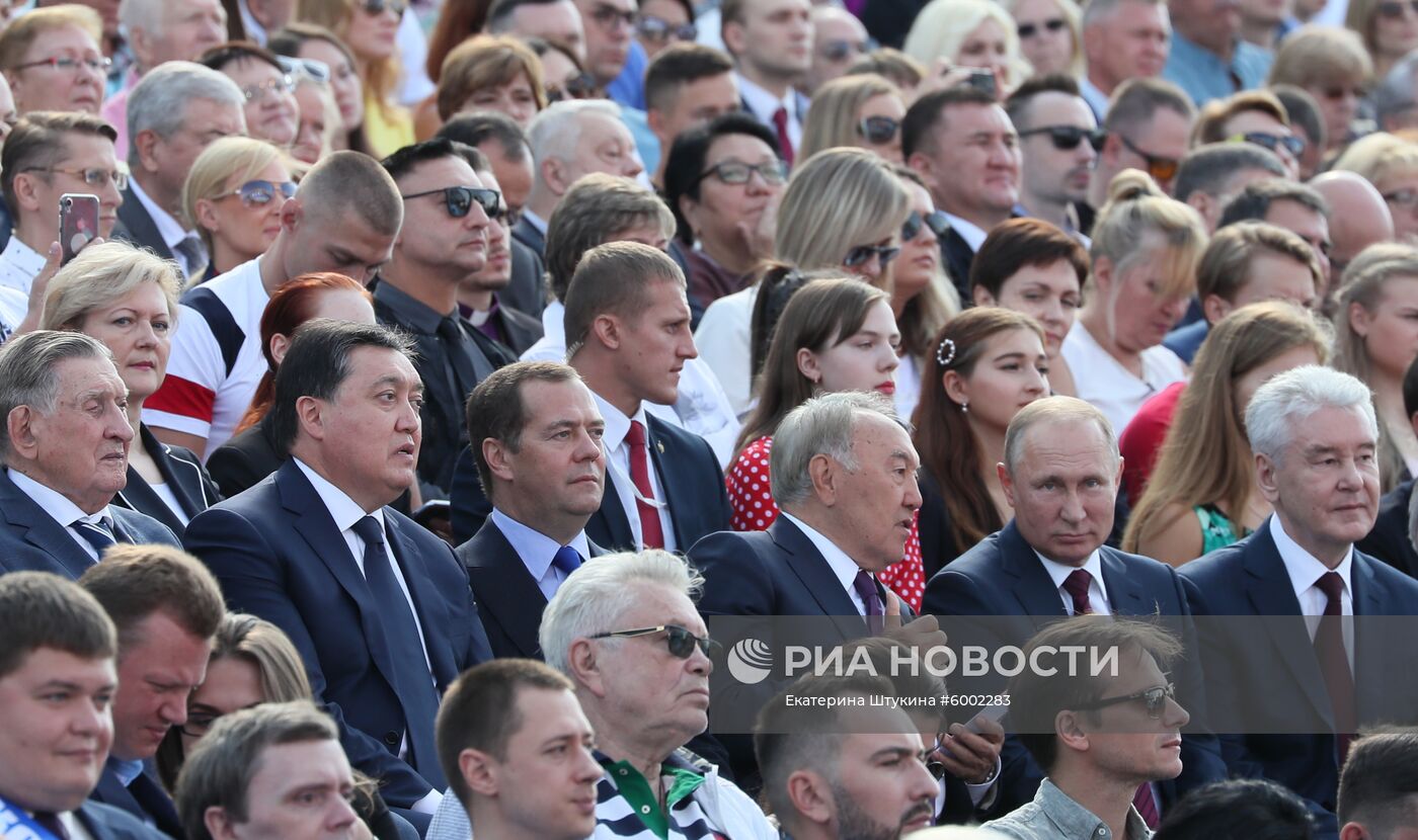 Президент РФ В. Путин и  премьер-министр РФ Д. Медведев приняли участие в торжествах по случаю Дня города Москвы