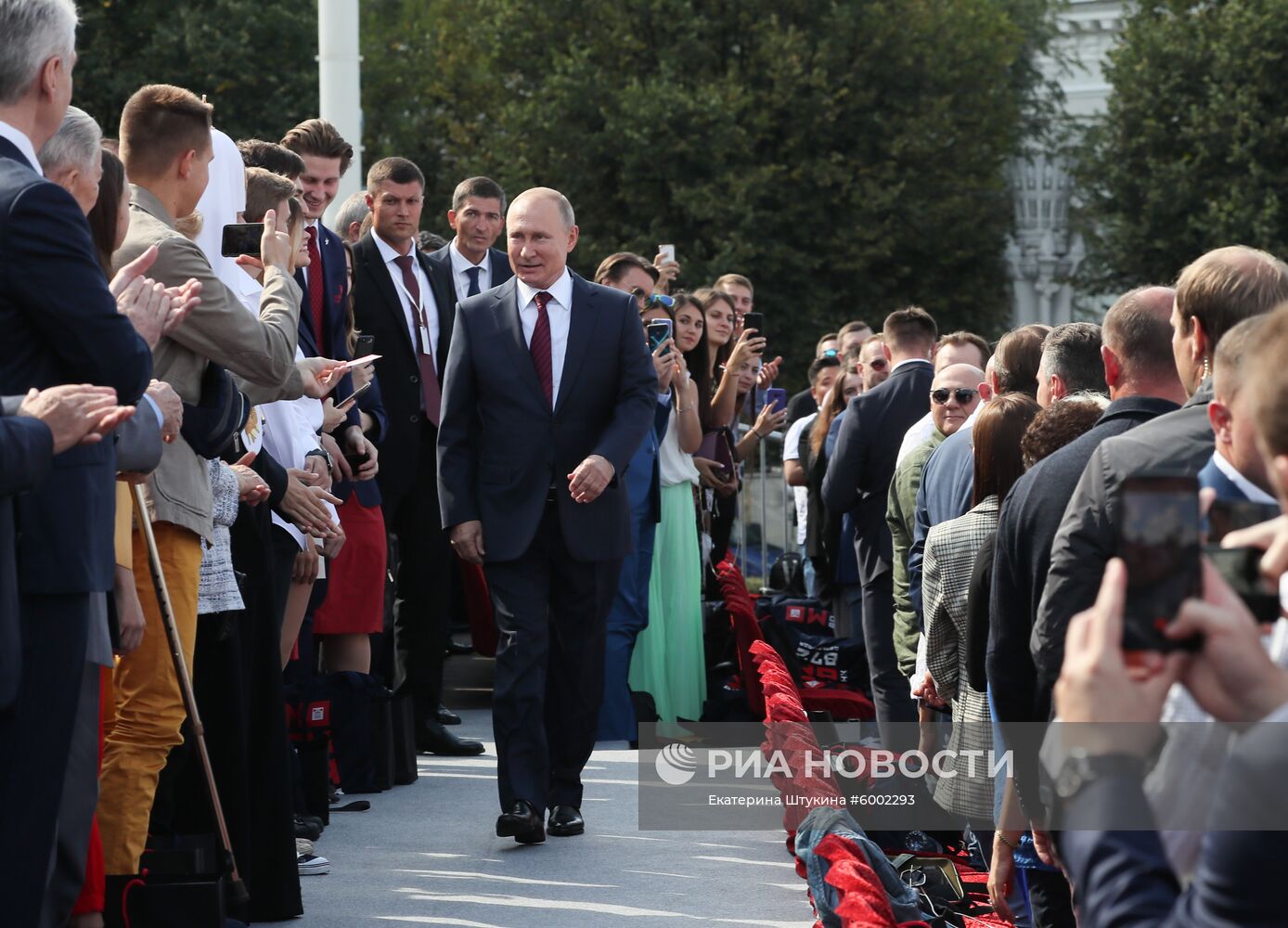 Президент РФ В. Путин и  премьер-министр РФ Д. Медведев приняли участие в торжествах по случаю Дня города Москвы