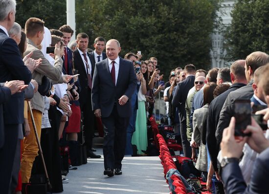 Президент РФ В. Путин и  премьер-министр РФ Д. Медведев приняли участие в торжествах по случаю Дня города Москвы