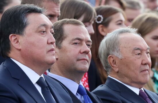 Президент РФ В. Путин и  премьер-министр РФ Д. Медведев приняли участие в торжествах по случаю Дня города Москвы