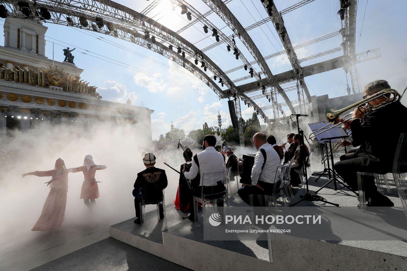 Президент РФ В. Путин и премьер-министр РФ Д. Медведев приняли участие в торжествах по случаю Дня города Москвы