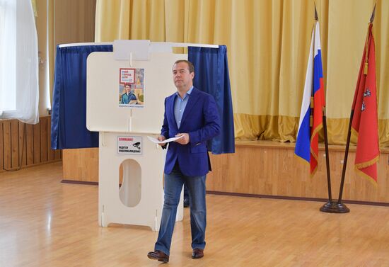 Премьер-министр РФ Д. Медведев принял участие в голосовании на выборах депутатов Мосгордумы