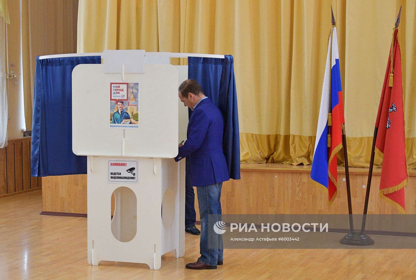 Премьер-министр РФ Д. Медведев принял участие в голосовании на выборах депутатов Мосгордумы