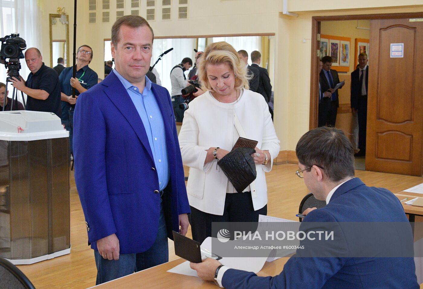 Премьер-министр РФ Д. Медведев принял участие в голосовании на выборах депутатов Мосгордумы