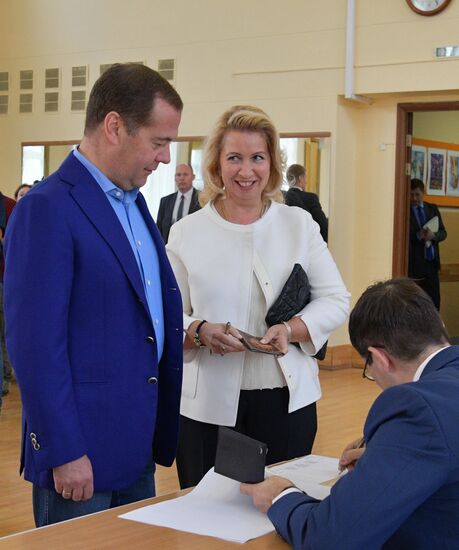 Премьер-министр РФ Д. Медведев принял участие в голосовании на выборах депутатов Мосгордумы