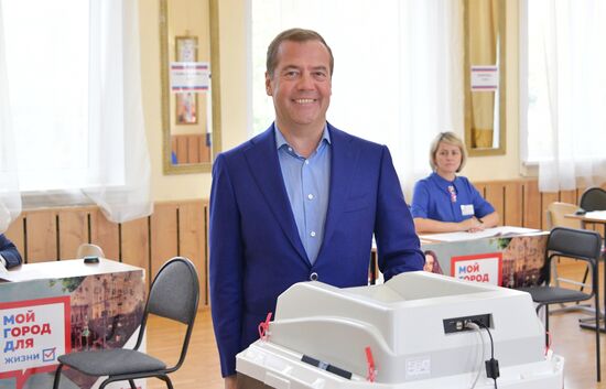 Премьер-министр РФ Д. Медведев принял участие в голосовании на выборах депутатов Мосгордумы