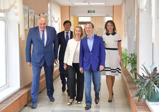 Премьер-министр РФ Д. Медведев принял участие в голосовании на выборах депутатов Мосгордумы