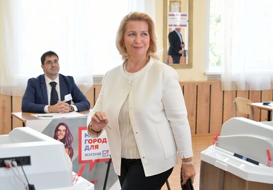 Премьер-министр РФ Д. Медведев принял участие в голосовании на выборах депутатов Мосгордумы