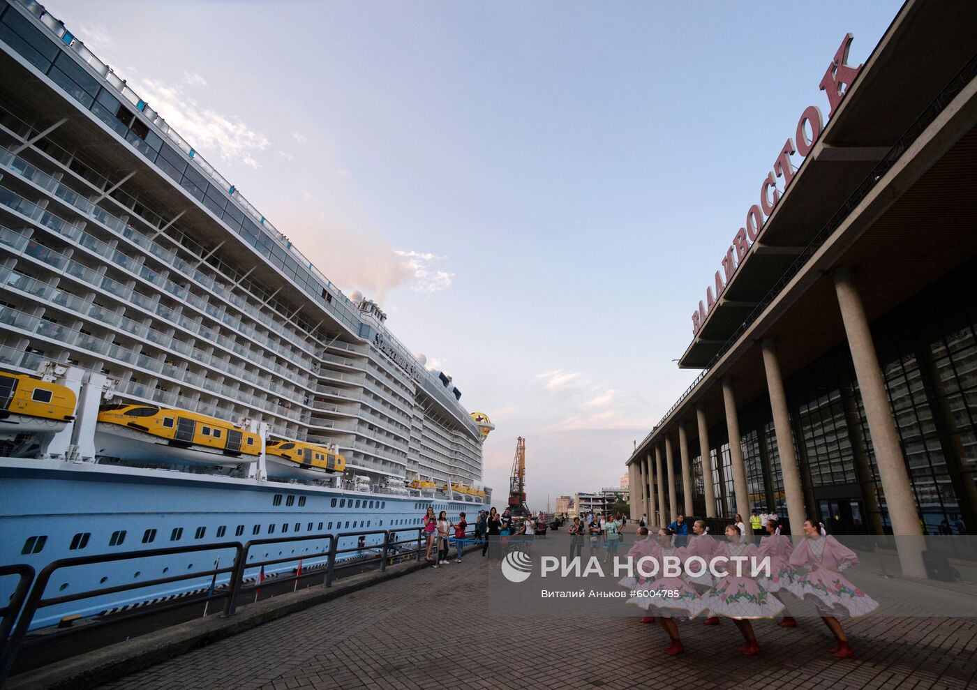 Прибытие лайнера Spectrum of the Seas в порт Владивостока