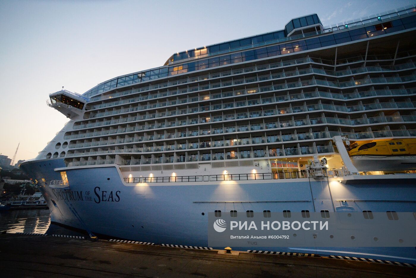 Прибытие лайнера Spectrum of the Seas в порт Владивостока