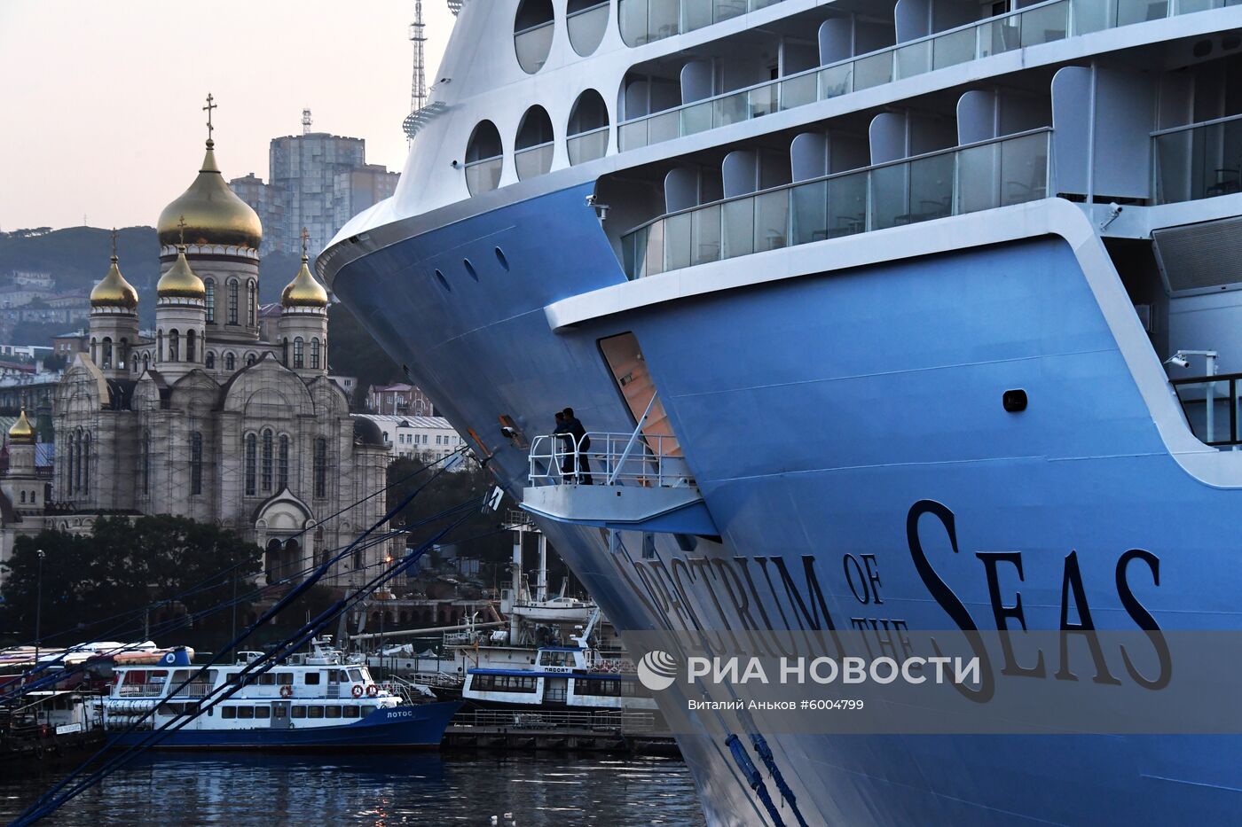 Прибытие лайнера Spectrum of the Seas в порт Владивостока