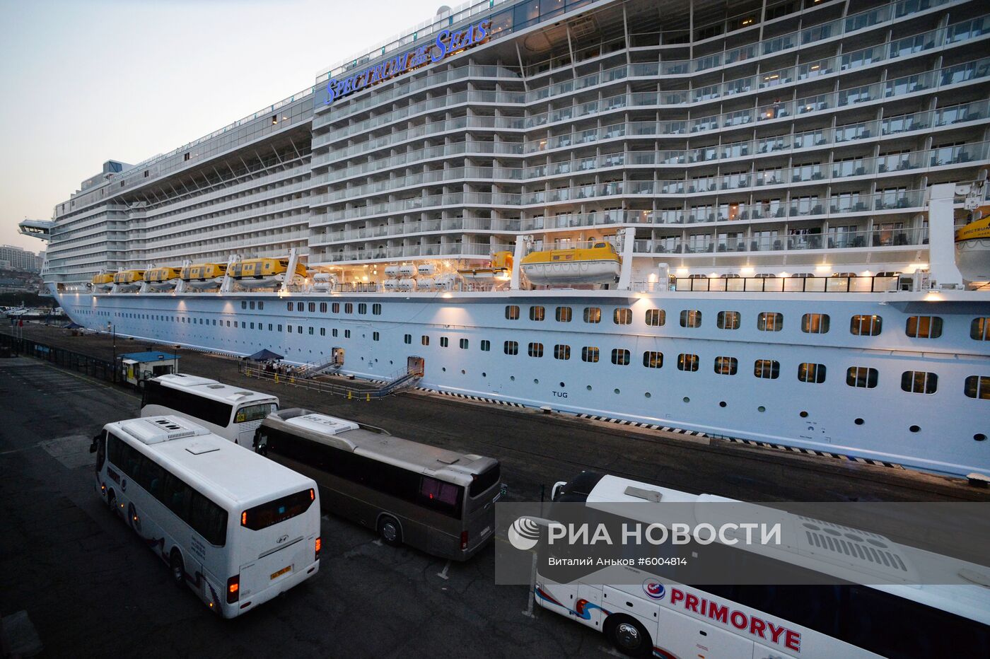 Прибытие лайнера Spectrum of the Seas в порт Владивостока