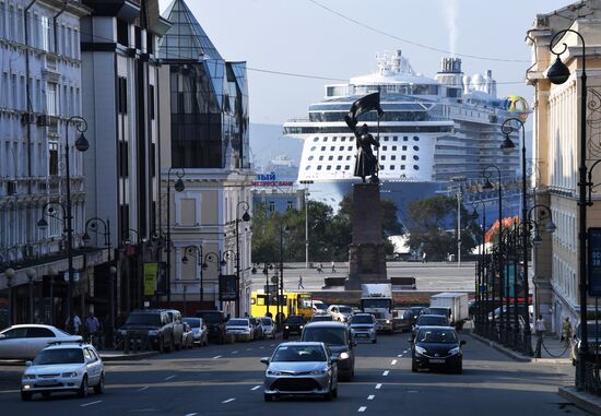 Прибытие лайнера Spectrum of the Seas в порт Владивостока