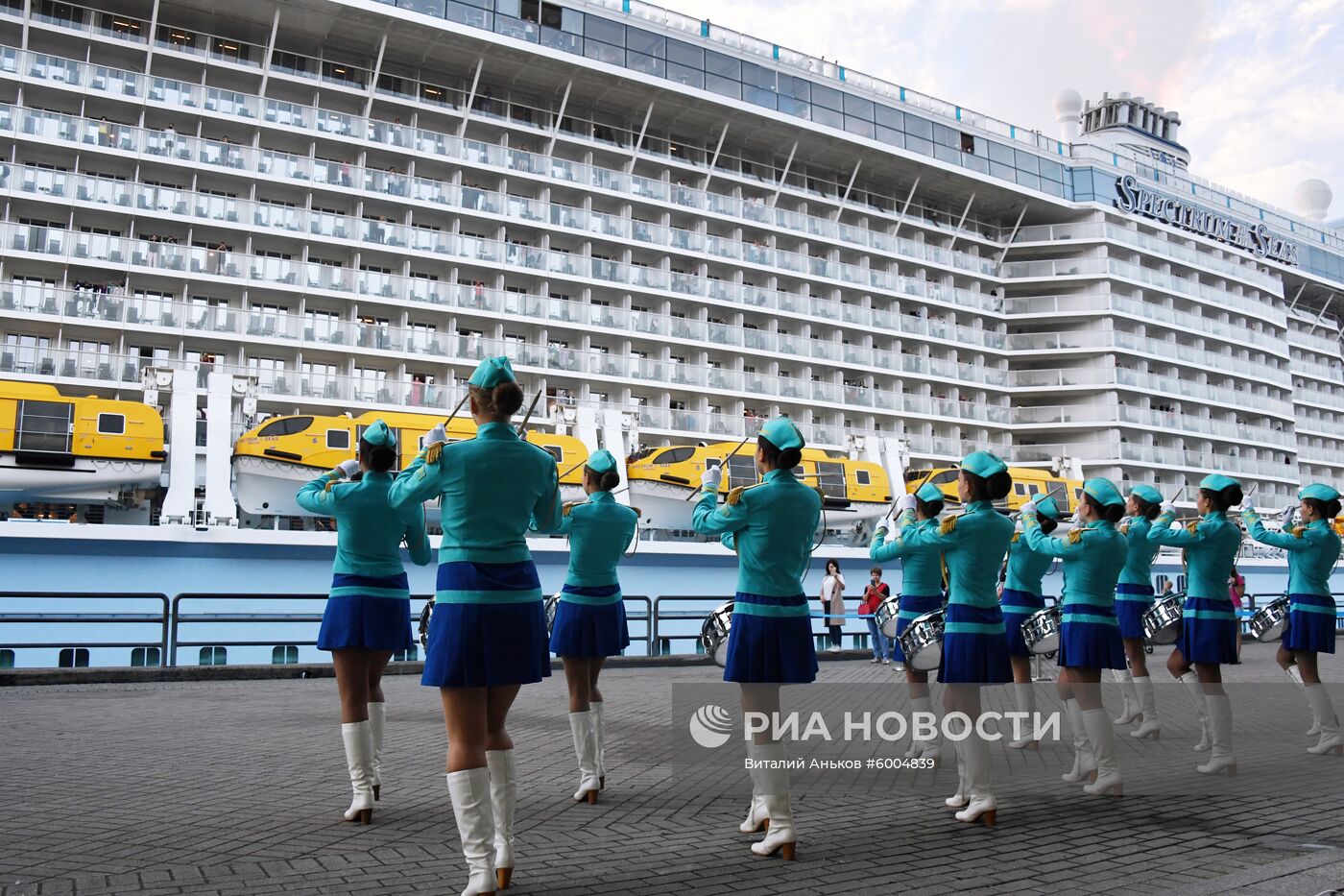 Прибытие лайнера Spectrum of the Seas в порт Владивостока
