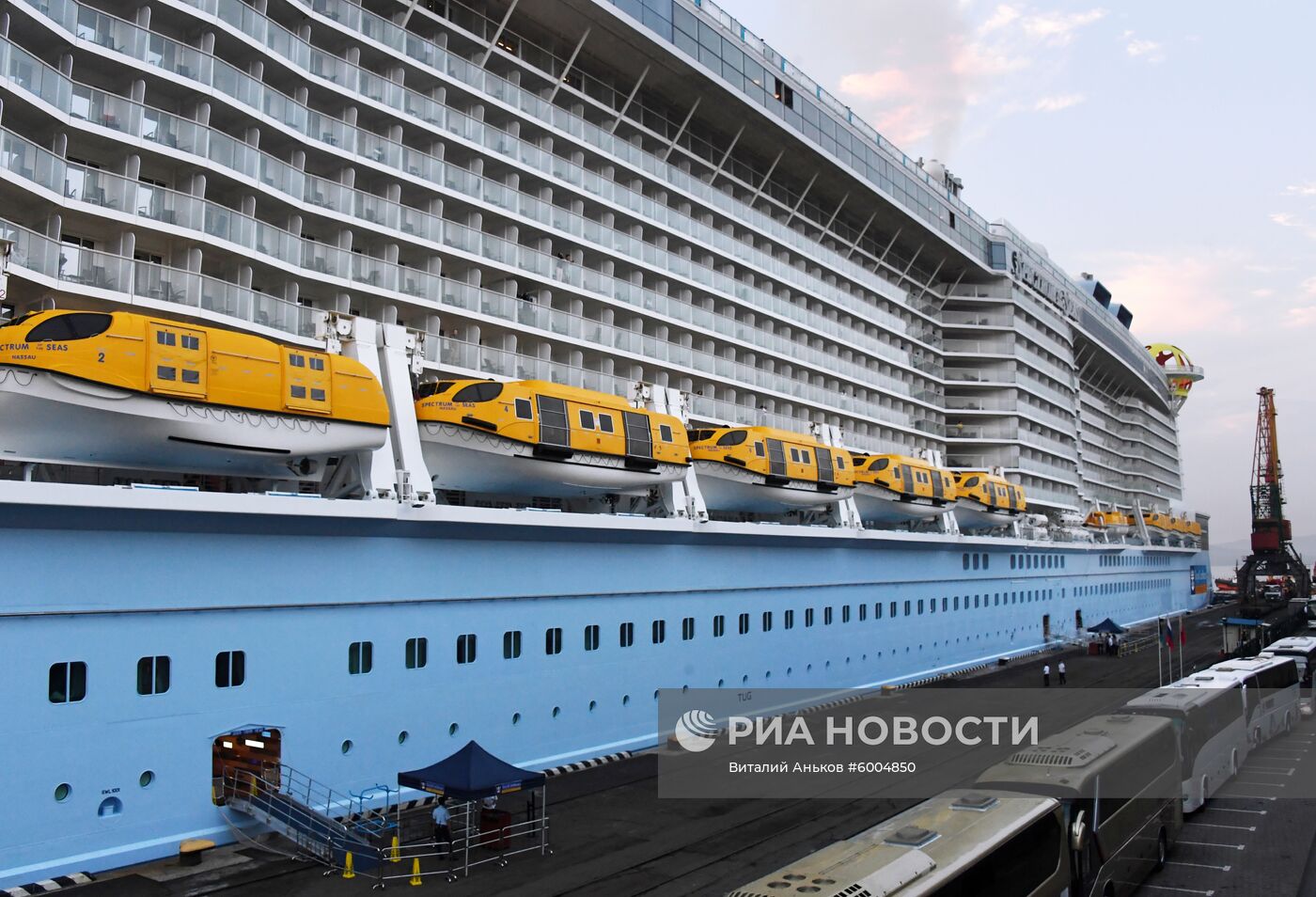 Прибытие лайнера Spectrum of the Seas в порт Владивостока