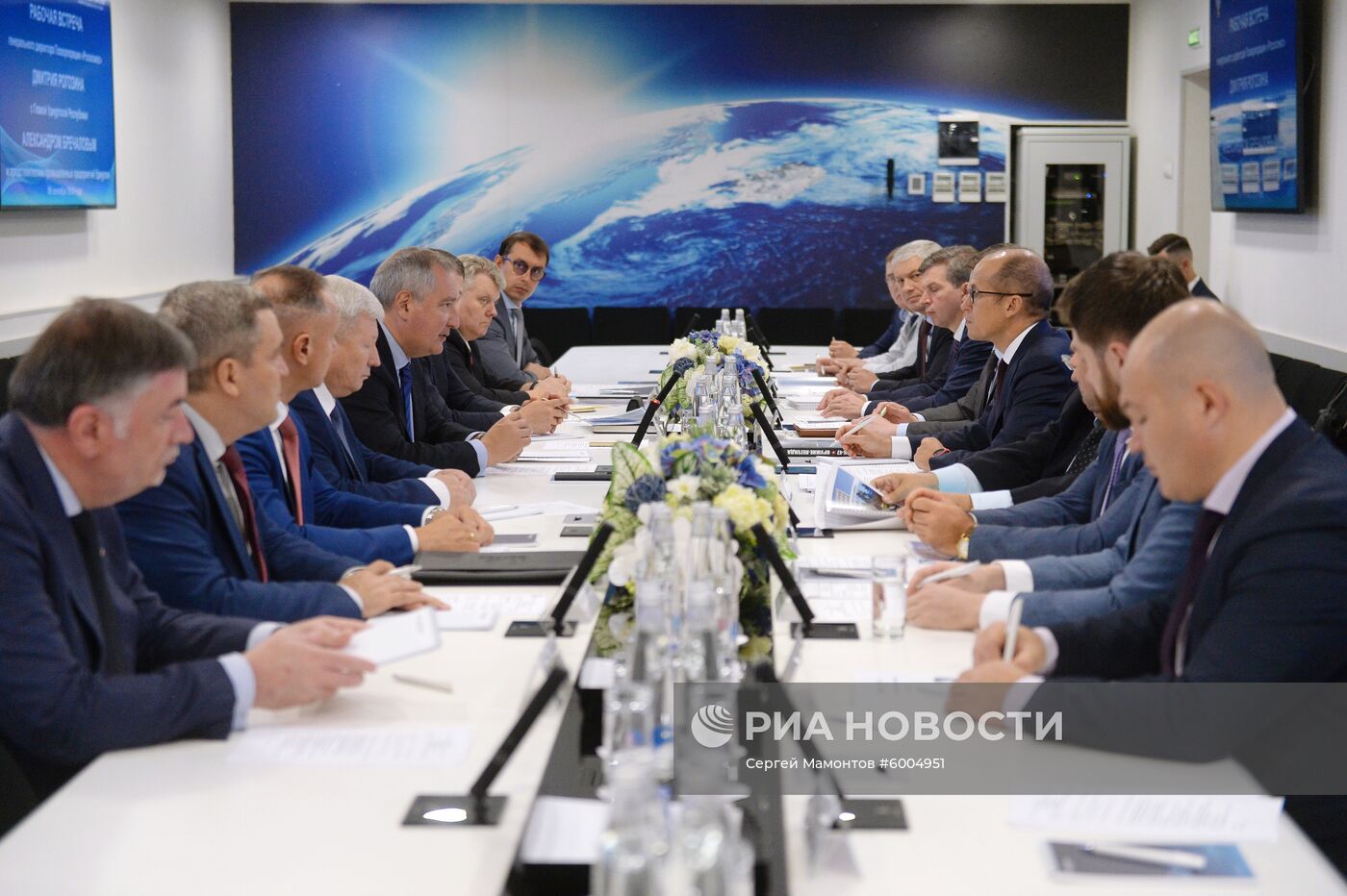 Глава роскосмоса Д. Рогозин посетил НПО "Энергомаш"