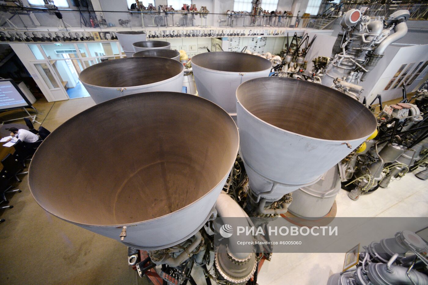 Глава роскосмоса Д. Рогозин посетил НПО "Энергомаш"