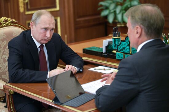 Президент РФ В. Путин встретился с главой Сбербанка РФ Г. Грефом