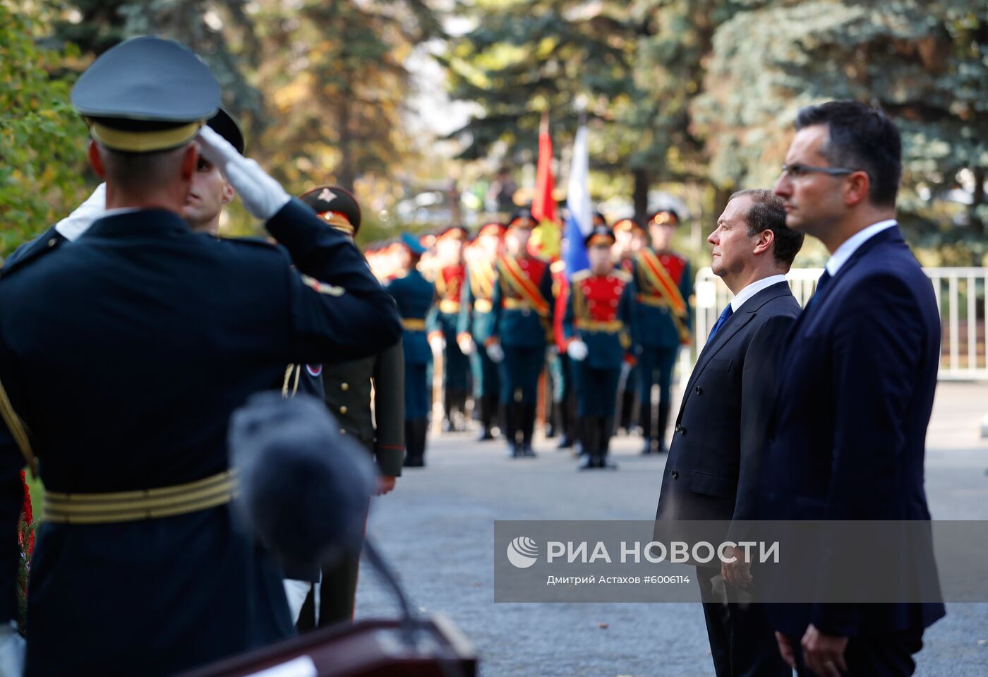 Премьер-министр РФ Д. Медведев с председателем правительства Словении М. Шарецем на открытии памятника словенским жертвам войн