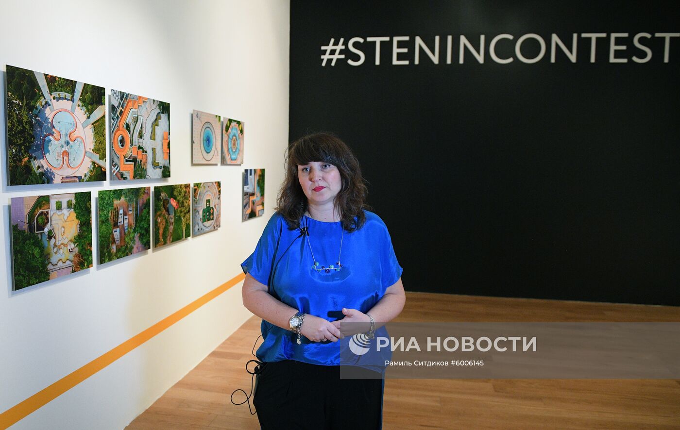 Куратор конкурса имени Андрея Стенина, руководитель службы визуальных проектов МИА "Россия сегодня" Оксана Олейник на открытии выставки победителей V Международного конкурса фотожурналистики имени Андрея Стенина в выставочном комплексе Государственного исторического музея. Конкурс организован МИА "Россия сегодня" под эгидой Комиссии РФ по делам ЮНЕСКО с целью поддержать молодых фотографов и привлечь общественное внимание к задачам современной фотожурналистики. В 2019 году на конкурс присланы работы из 80 стран. Место: Россия, Москва. Автор: Рамиль Ситдиков/РИА Новости. Открытие выставки победителей международного конкурса имени А. Стенина