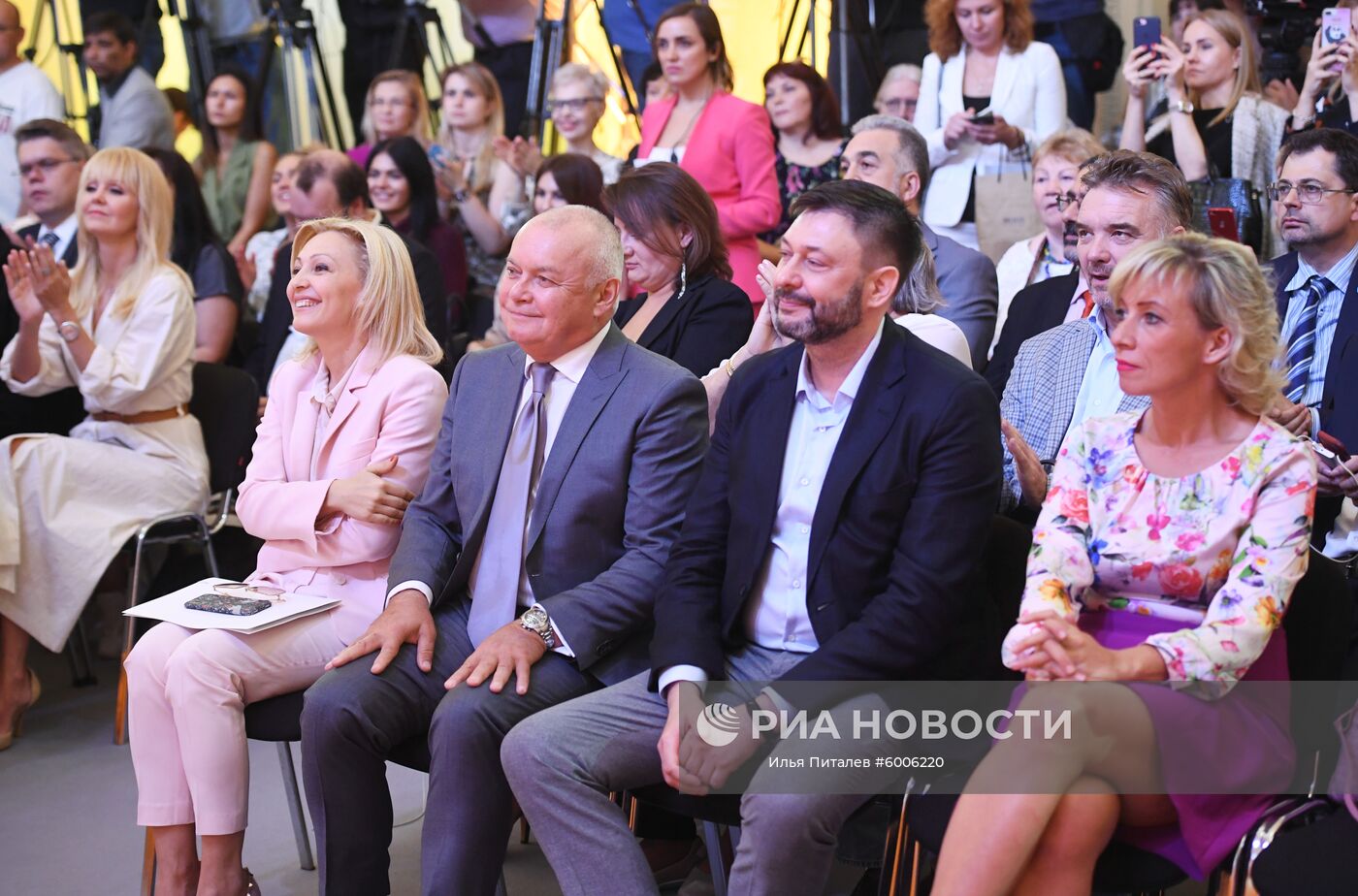 Заместитель председателя Государственной Думы РФ Ольга Тимофеева, генеральный директор МИА "Россия сегодня" Дмитрий Киселев, руководитель портала "РИА Новости Украина" Кирилл Вышинский и официальный представитель министерства иностранных дел России Мария Захарова (в первом ряду слева направо) на открытии выставки победителей V Международного конкурса фотожурналистики имени Андрея Стенина в выставочном комплексе Государственного исторического музея. Конкурс организован МИА "Россия сегодня" под эгидой Комиссии РФ по делам ЮНЕСКО с целью поддержать молодых фотографов и привлечь общественное внимание к задачам современной фотожурналистики. В 2019 году на конкурс присланы работы из 80 стран. Место: Россия, Москва. Автор: Илья Питалев/РИА Новости. Открытие выставки победителей Международного конкурса имени А. Стенина