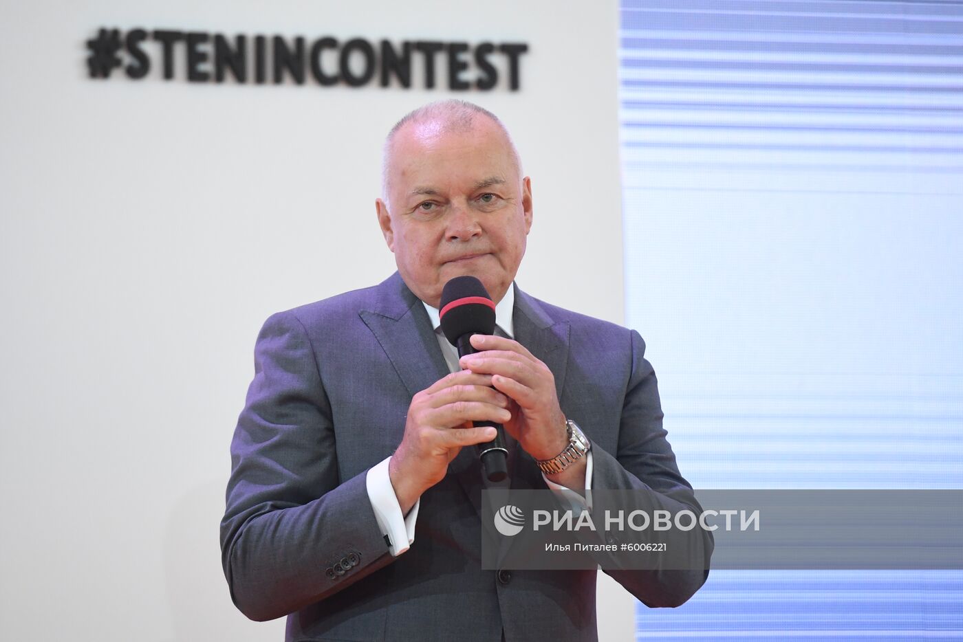 Генеральный директор МИА "Россия сегодня" Дмитрий Киселев на открытии выставки победителей V Международного конкурса фотожурналистики имени Андрея Стенина в выставочном комплексе Государственного исторического музея. Конкурс организован МИА "Россия сегодня" под эгидой Комиссии РФ по делам ЮНЕСКО с целью поддержать молодых фотографов и привлечь общественное внимание к задачам современной фотожурналистики. В 2019 году на конкурс присланы работы из 80 стран. Место: Россия, Москва. Автор: Илья Питалев/РИА Новости. Открытие выставки победителей Международного конкурса имени А. Стенина