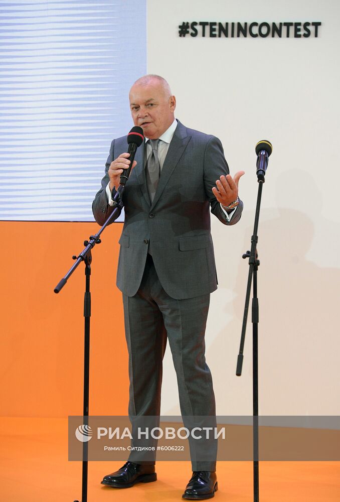 Генеральный директор МИА "Россия сегодня" Дмитрий Киселев выступает на торжественной церемонии награждения победителей V Международного конкурса фотожурналистики имени Андрея Стенина в выставочном комплексе Государственного исторического музея. Конкурс организован МИА "Россия сегодня" под эгидой Комиссии РФ по делам ЮНЕСКО с целью поддержать молодых фотографов и привлечь общественное внимание к задачам современной фотожурналистики. Вв 2019 году на конкурс присланы работы из 80 стран. Место: Россия, Москва. Автор: Рамиль Ситдиков/РИА Новости. Открытие выставки победителей международного конкурса имени А. Стенина