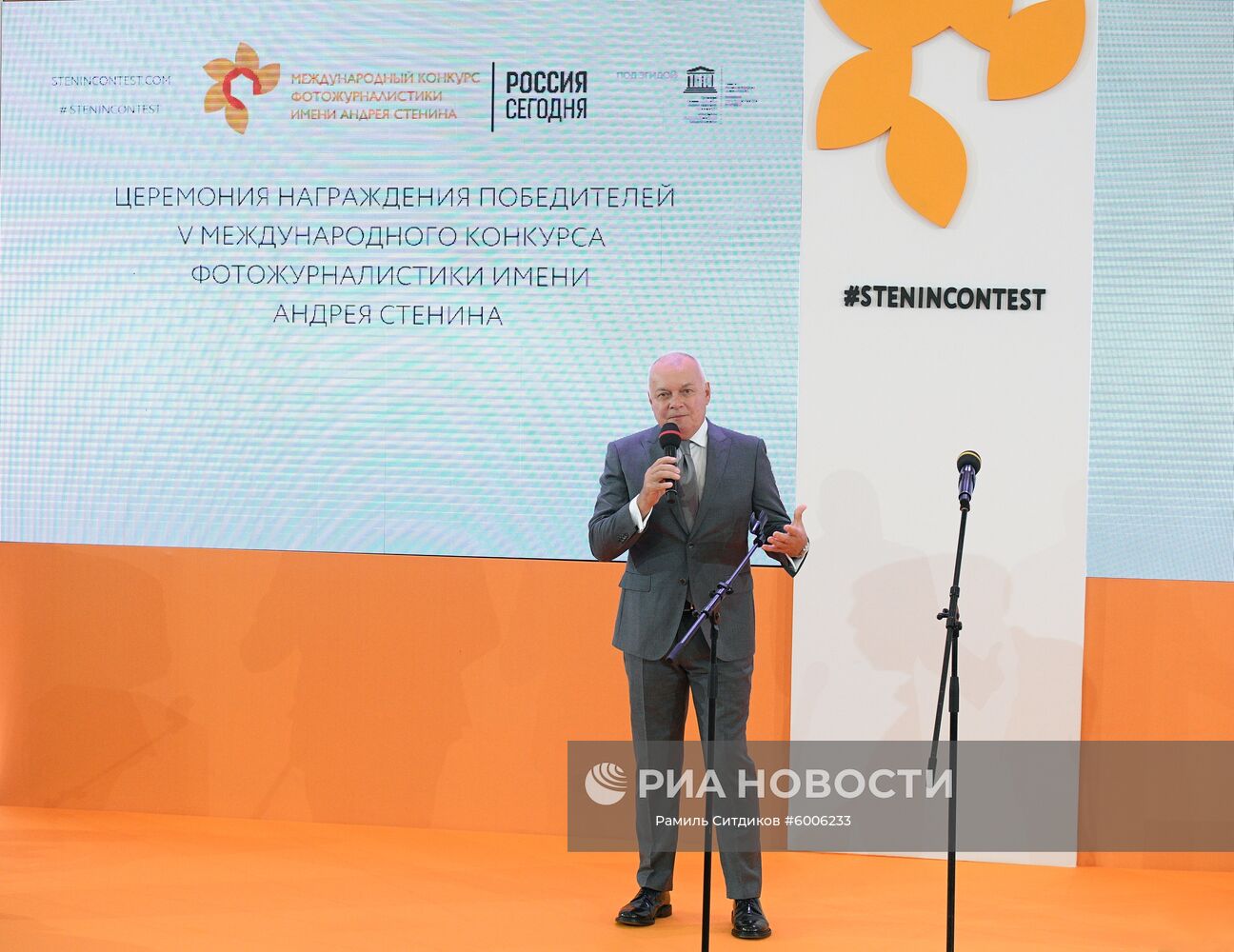 Генеральный директор МИА "Россия сегодня" Дмитрий Киселев выступает на торжественной церемонии награждения победителей V Международного конкурса фотожурналистики имени Андрея Стенина в выставочном комплексе Государственного исторического музея. Конкурс организован МИА "Россия сегодня" под эгидой Комиссии РФ по делам ЮНЕСКО с целью поддержать молодых фотографов и привлечь общественное внимание к задачам современной фотожурналистики. Вв 2019 году на конкурс присланы работы из 80 стран. Место: Россия, Москва. Автор: Рамиль Ситдиков/РИА Новости. Открытие выставки победителей международного конкурса имени А. Стенина