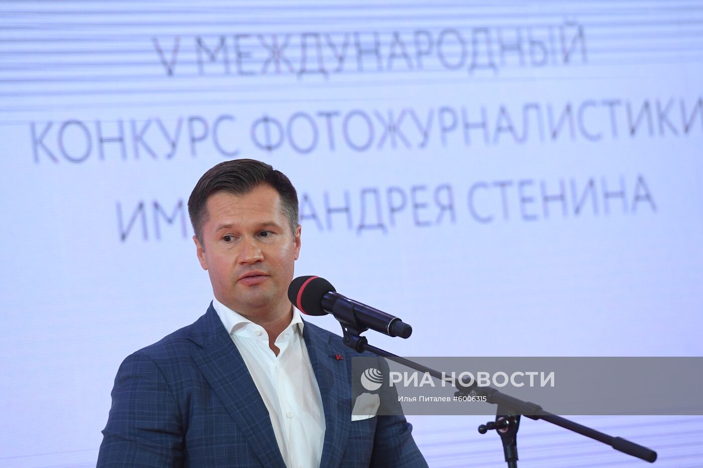 Гимнаст, четырехкратный олимпийский чемпион, главный редактор журнала "Большой спорт" Алексей Немов на церемонии награждения победителей V Международного конкурса фотожурналистики имени Андрея Стенина в выставочном комплексе Государственного исторического музея. Конкурс организован МИА "Россия сегодня" под эгидой Комиссии РФ по делам ЮНЕСКО с целью поддержать молодых фотографов и привлечь общественное внимание к задачам современной фотожурналистики. В 2019 году на конкурс присланы работы из 80 стран. Место: Россия, Москва. Автор: Илья Питалев/РИА Новости. Открытие выставки победителей Международного конкурса имени А. Стенина