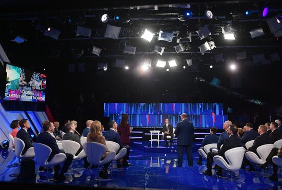 Премьер-министр РФ Дмитрий Медведев принял участие в программе "Диалог" на канале "Россия 24"