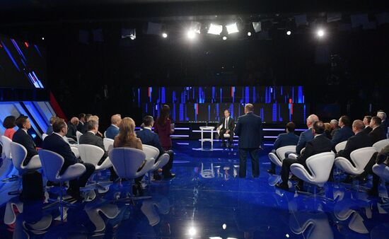 Премьер-министр РФ Дмитрий Медведев принял участие в программе "Диалог" на канале "Россия 24"