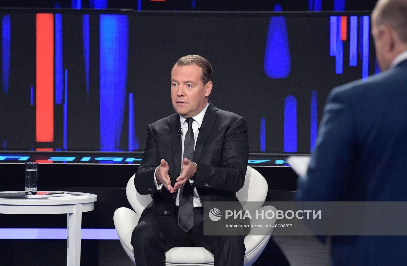 Премьер-министр РФ Дмитрий Медведев принял участие в программе "Диалог" на канале "Россия 24"