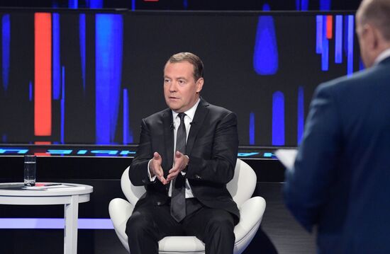 Премьер-министр РФ Дмитрий Медведев принял участие в программе "Диалог" на канале "Россия 24"